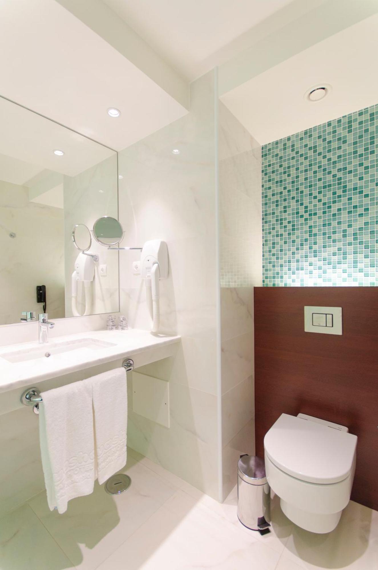 Twin Plus Room (4 Adults + 1 Child)